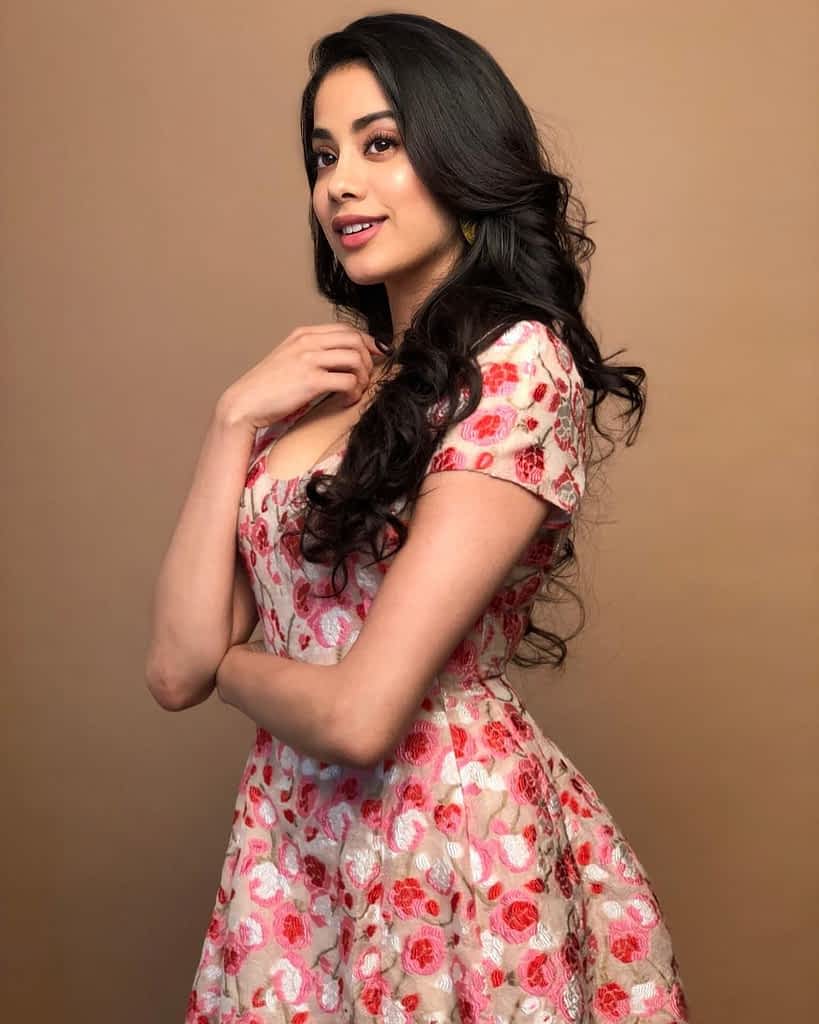 Jhanvi Kapoor Hot, Age, Height, Wiki, Family, Boyfriend & More 5 Jhanvi Kapoor Hot