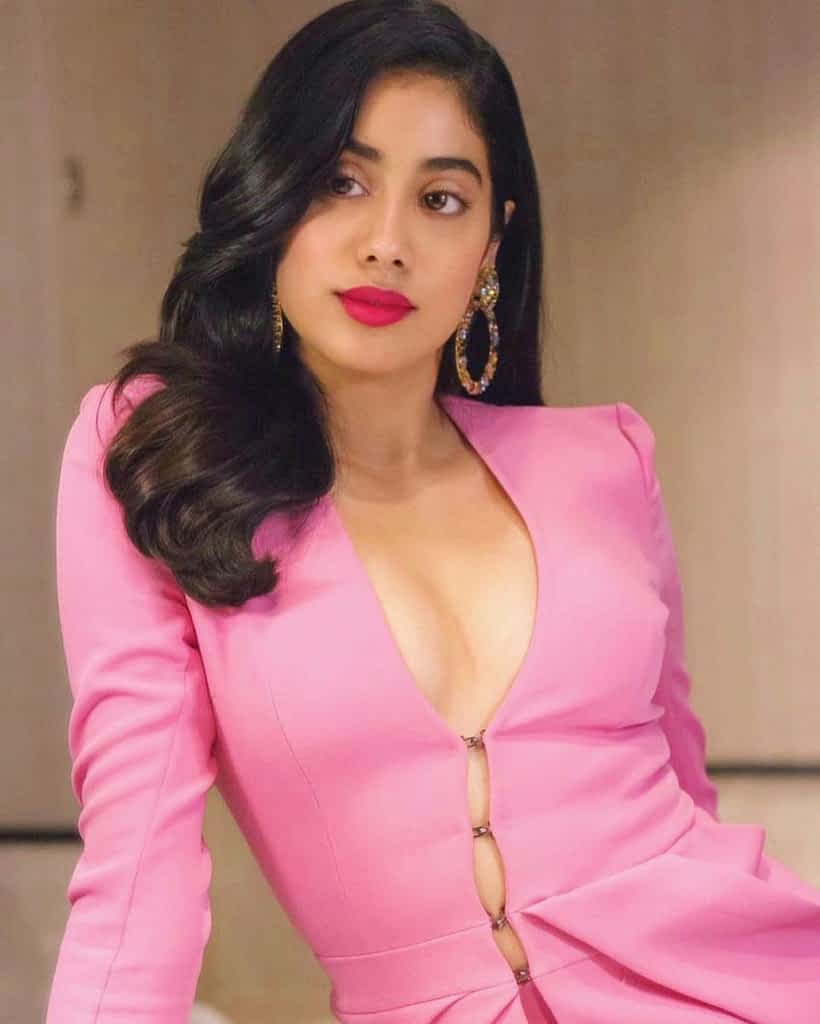 Jhanvi Kapoor Hot, Age, Height, Wiki, Family, Boyfriend & More 6 Jhanvi Kapoor Hot