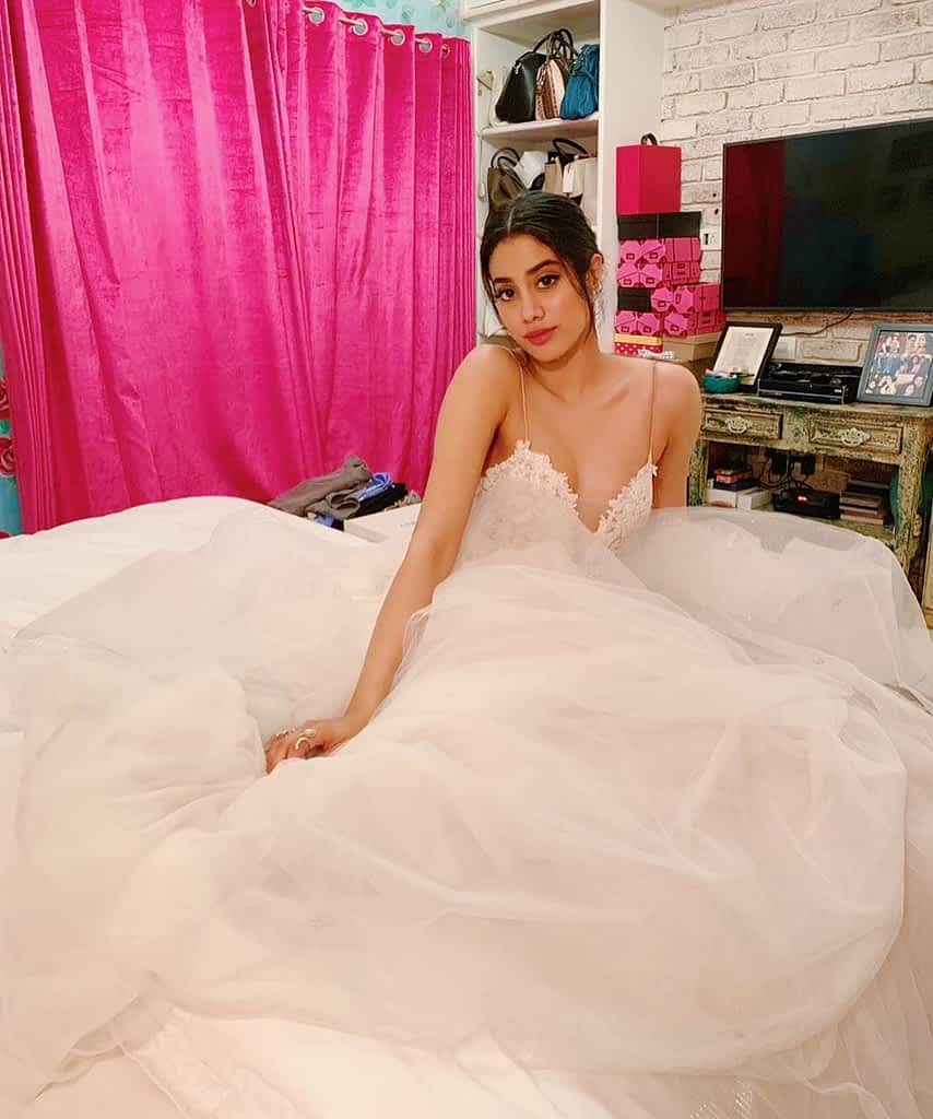 25+ Jhanvi Kapoor Photos Will Blow Your Mind 7 Jhanvi Kapoor Hot & Bold Photos